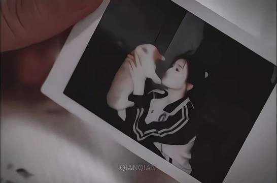 白鹿身上的气质很复杂，少女感也恰到好处