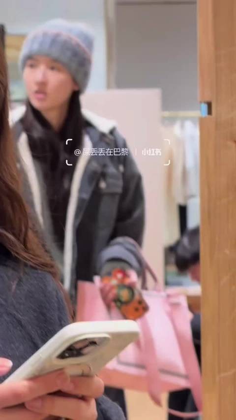 王玉雯素颜与母亲同逛迪奥,淡颜少年气引注目