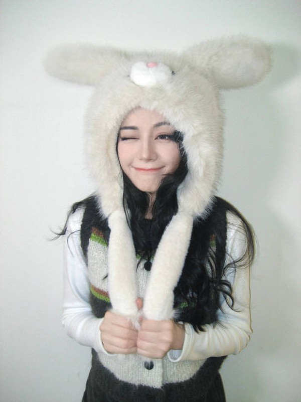 搜狐娱乐讯 28日，迪丽热巴在社交平台上更新美照，她戴着毛茸茸兔耳帽，对着镜头wink、甜笑，可爱又俏皮！