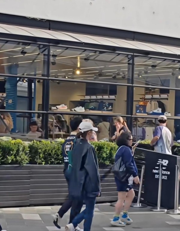 苗苗郑凯一起现身澳洲街头,苗苗体态真好,不愧是舞蹈生!