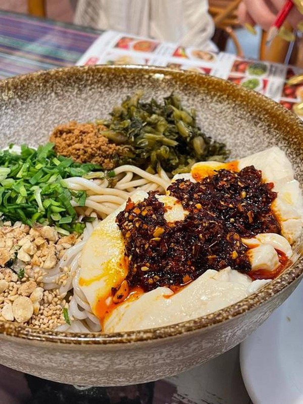 昆明豆花米线:一碗麻辣滑嫩的云南街头风情