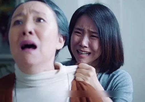 女人被丈夫家暴15年，这天她终于迎来反击，直接团灭一家三口！