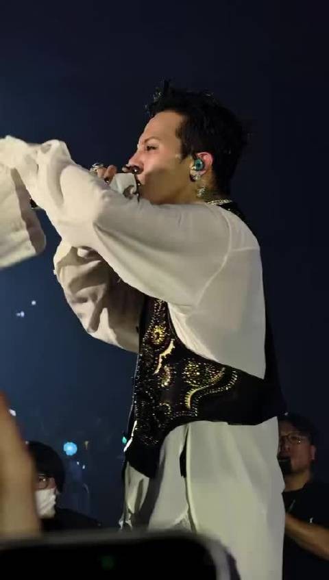 权志龙HIBYE见面会四面台唱跳嗨翻全场，超近距离告别甜到哭