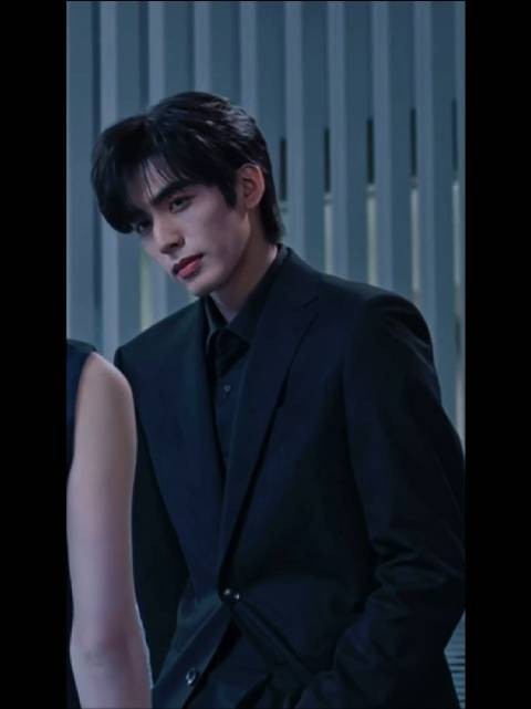 宋威龙西装造型亮相，尽显成熟魅力