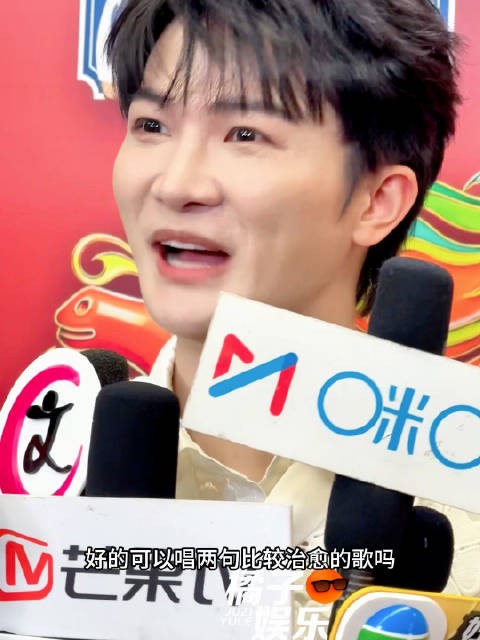 最治愈的事情就是在后台听周深唱小美满