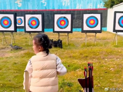 小朋友射箭,箭头画出诡异弧线,最后正中靶心