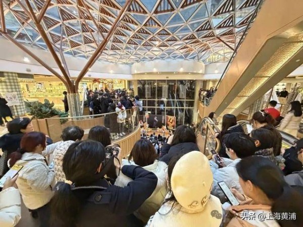 “里三层外三层”都是人！我竟然在K11看到了“卡西莫多”？！