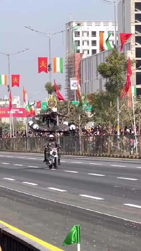 没想到印度阅兵这个转盘竟然还是手动的