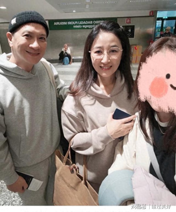 张家辉夫妇米兰穿情侣装出游,61岁关咏荷状态年轻