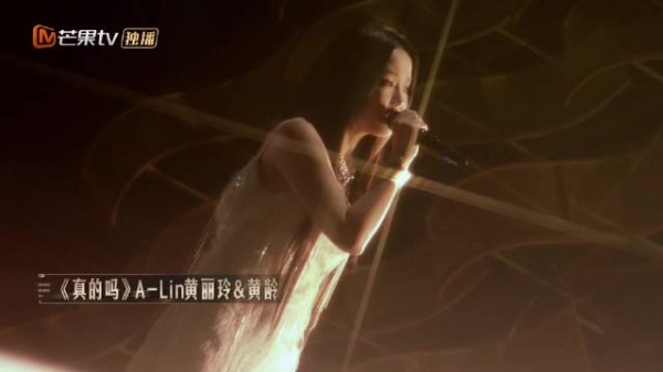 欧阳娜娜云朵舒芙蕾穿搭亮相声生不息舞台