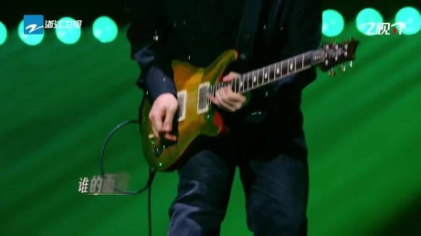 谭维维直发飒爽卷发慵懒,双造型切换展万般魅力