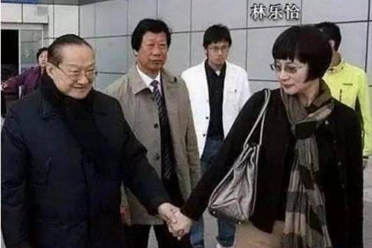 原创23岁酒吧女为和53岁金庸在一起，放弃了做母亲的权利