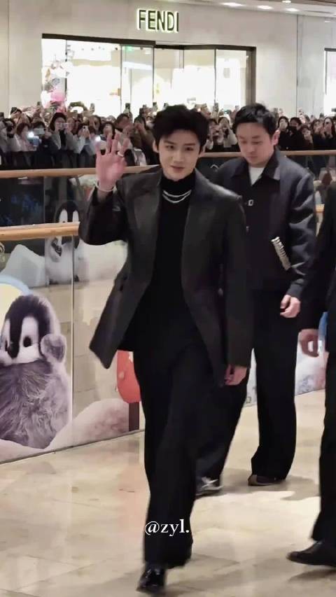 小白真的超级帅气啊，穿黑色也太性感了！