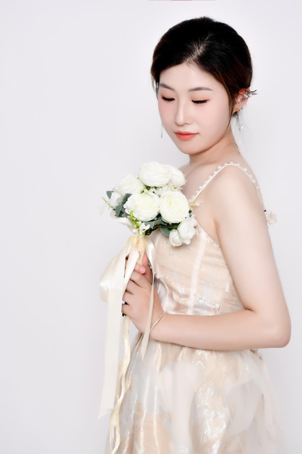 新人模特白露：青春新势力，时尚新面孔