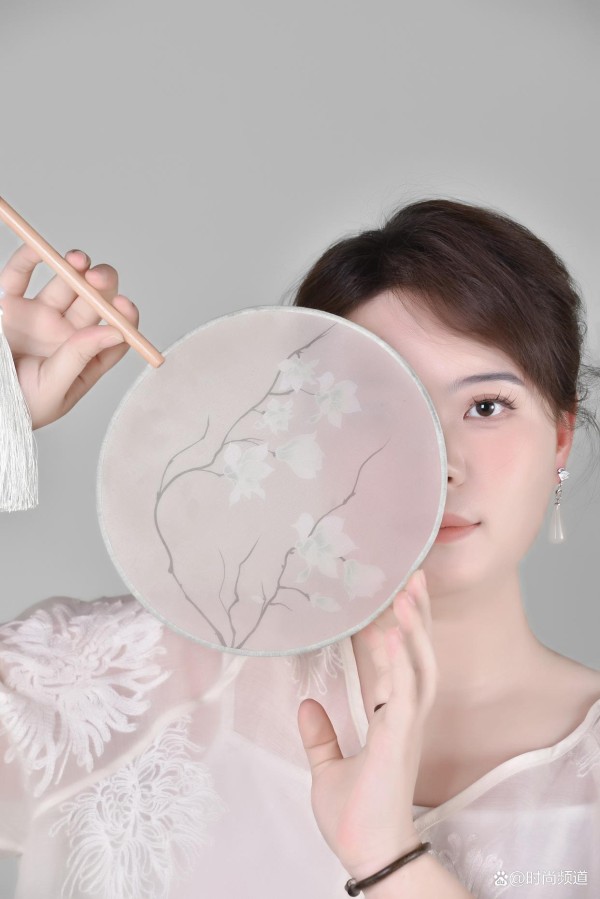 于程晨：时尚舞台上的 “晨” 光乍现，新人魅力初显