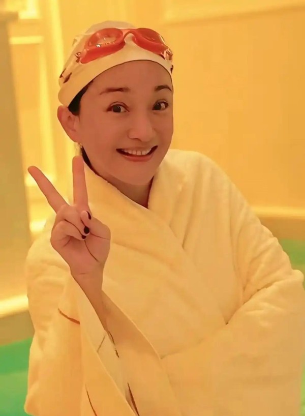 周迅现身巴黎香奈儿高定秀，素颜头顶白发抢镜生图状态引热议