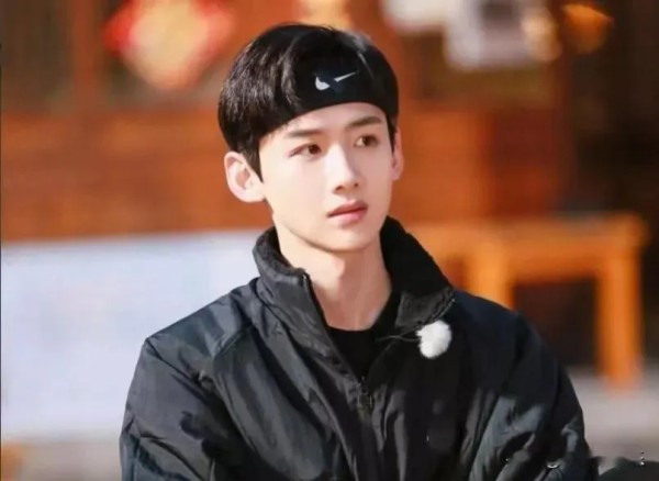 轩辕指剑：揭秘五大流量男星家庭背景：出身不同，星光却依旧璀璨！

檀健次，这位阳光帅气的男星，出生于一个典型的“官商家庭”。他的父亲是外交官，母亲则是商人，这样的家庭背景为他提供了优越的成长环境，也培养了他独特的气质和品味。

相比之下，白敬亭的家庭则显得更为朴实。他的父亲是一名出租车司机，母亲是家庭主妇，他们用勤劳的双手为白敬亭创造了一个温馨的家。正是这样的家庭氛围，让白敬亭在娱乐圈中始终保持着...