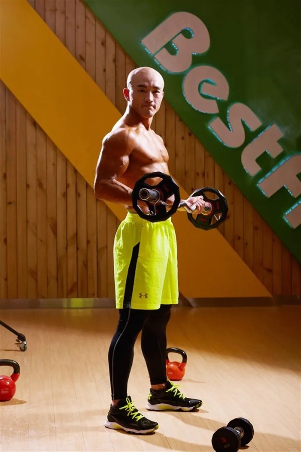 明星健身房健身