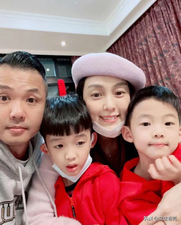 花生有壳：台湾知名艺人陈建州，欲哭无泪[捂脸]

5月31日晚上22点，陈建州发文，简简单单四个字，却让网友浮想联翩！

这四个字，就是“正式开打”。

虽然，陈建州是在为自己的篮球项目做宣传，但万万没想到，网友却做出另一番解读！

因为葛斯齐对汪小菲的曝料，大家如今再看陈建州，反而有了些许歉意。

在葛斯齐的直播里，讲述了当初陈建州打汪小菲的经过，根据葛斯齐的说法，当时汪小菲和小S吵架，大S让汪...