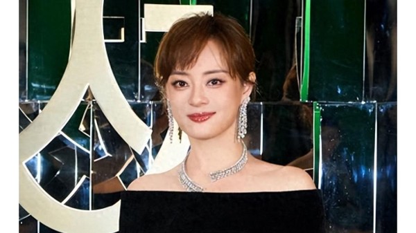 明星活动站位起争议，粉丝分析生图，妆容造型成焦点