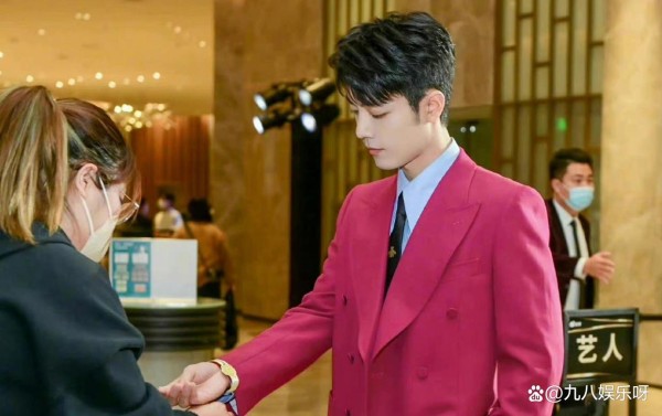 一场红毯活动，肖战热度突破600万！粉丝却更在意他眼里的红血丝