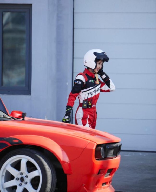 金晨手握多品牌代言 风波中的明星商务版图