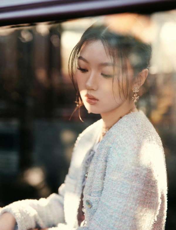 王一博腰间金属光引爆热搜？解码明星“不经意”营销的爆款逻辑