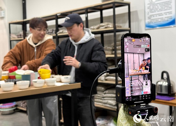 【图1】时澄咖啡主播正在进行电商直播。-人民网记者-蔡树菁摄