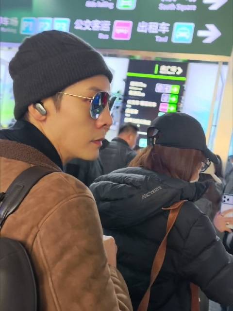 陈伟霆现身街头引路人围观,粉丝热情拍照