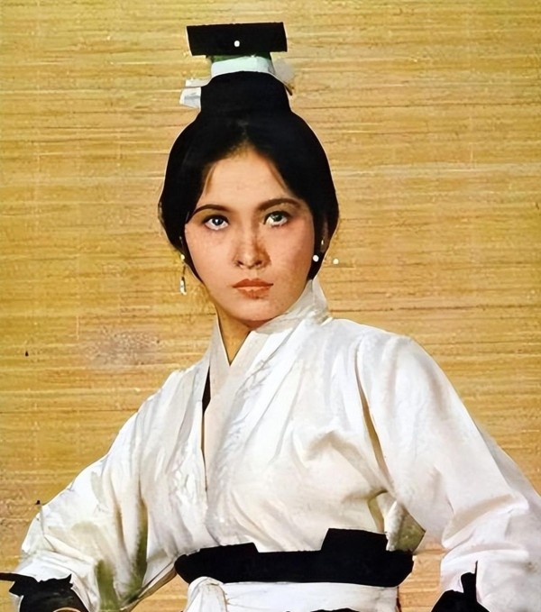 人前演戏背后当资本家？这4位明星发家史，真让人想象不到！