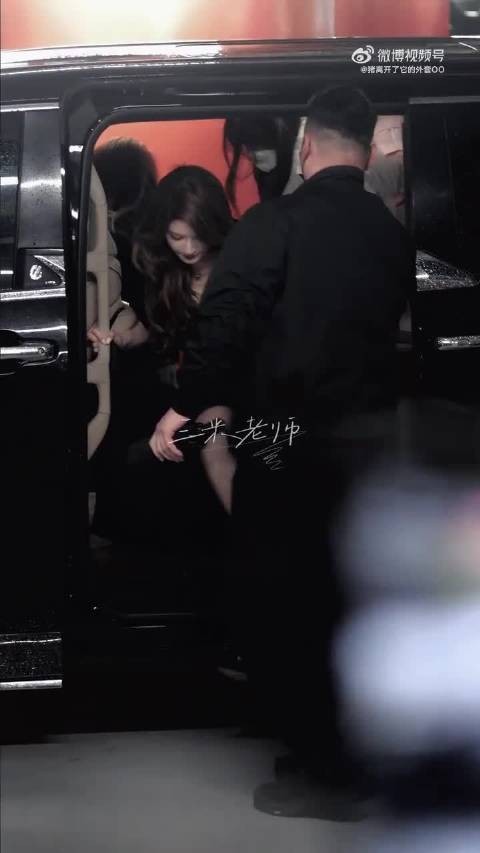 赵露思金发红唇小黑裙亮相，大长腿吸睛