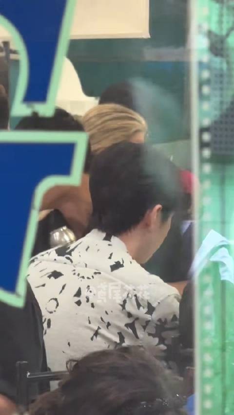 小凯哥哥穿这么帅，去干饭了