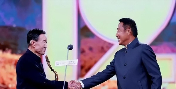 挽舟:国家一级演员公布名单,流量明星无一上榜,张一山真是人间清醒
在娱乐圈这个光怪陆离的世界里,浮华与实力并存,如同夜空中的繁星,有的璀璨夺目,有的则黯淡无光。近日,国家一级演员名单的公布,如同一面“照妖镜”,不仅照出了那些在艺术道路上孜孜以求的真正艺术家,也映射出了那些凭借一时流量而昙花一现的明星。
李明启、李保田、六小龄童等老艺术家,他们的名字如同经典作品一样,经久不衰。李明启在《还珠格格》中...