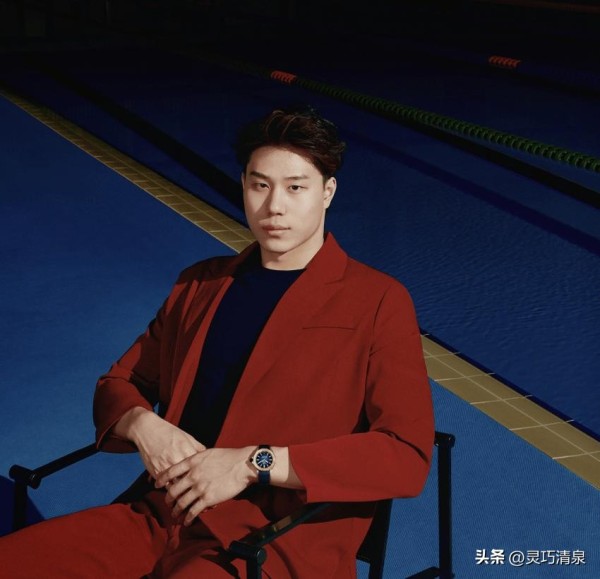 灵巧清泉:覃海洋的商业代言危机:形象崩塌与商业价值的双重损失
在光鲜亮丽的娱乐圈,许多明星因其魅力和才华获得了众多品牌的青睐,覃海洋的境遇却如同一面镜子,映射出名人与品牌之间脆弱的关系,曾经被视为偶像的他,如今却因个人生活的丑闻而面临代言机会的接连流失,形成鲜明对比
事件的导火索是未婚妻在社交媒体上发出的指控,直指覃海洋的不忠,这一消息迅速传播,成为公众热议的话题,未婚妻的爆料不仅揭露了两人关...