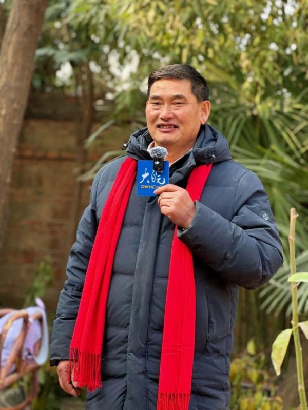 朱之文只剩50元才穿军大衣唱歌