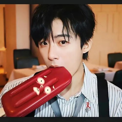 东由之光：#娱乐圈哪些明星是网红出身#

在娱乐圈中，我们惊诧地撞见越来越多的明星是从“网红”身份转型而来。他们的另类成功路径打破了传统娱乐圈的壁垒，也为普通人提供了新的职业发展路径。以下是一些典型案例及背后的启示：

一、网搜国际案例

- 美国：Addison Rae（TikTok舞蹈网红→电影《他是全部》的主演）  
- 韩国：宋智雅（《单身即地狱》嘉宾→时尚，签约演艺公司）