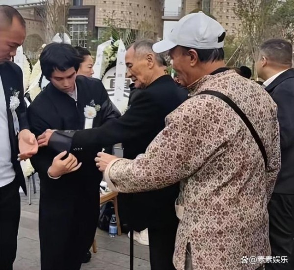 梁小龙遗体告别仪式 粉丝与明星共送别