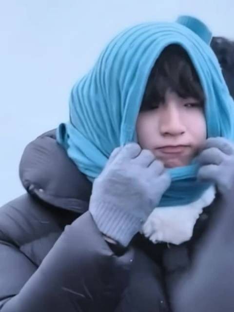 刘耀文围巾遮脸录节目,转场后才露真容