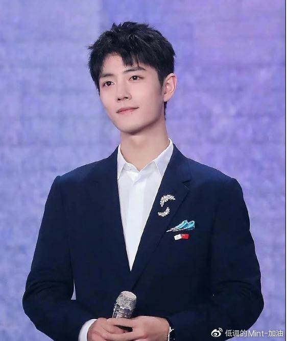 肖战微博之夜行程泄漏，机场被私生追拍，不顾安全低头硬闯