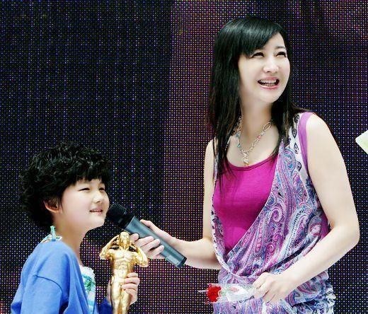 上进的阳光t:买宝瑶:女大十八变,父母闪婚9年终散场,演员梦被继母打碎
买宝瑶,这个名字或许在大众视野中并不常见,但她的成长轨迹却充满了戏剧性,尤其是当她的生活与演艺圈的明星父母孙楠和买红妹紧密相连时。买宝瑶的童年和青少年时期,被父母的爱情故事和随后的家庭变动所影响,她的梦想和未来也因此变得复杂而多变。
买宝瑶从小就对表演艺术充满了浓厚的兴趣,她梦想着有一天能站在舞台上,成为一名受人瞩目的演员。这...