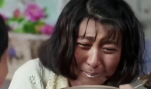 汇鑫：闫学晶直播间卖惨翻车！明星家庭年花百万还嫌不够，网友吵翻了天：我们月薪三千的还没开口呢！

直播间里，闫学晶一边抹眼泪一边抱怨儿子，说32岁的儿子在北京过日子，年收入几十万都不够花，老两口跟着同住，一年下来光开销就得近百万才勉强够花。儿媳妇是音乐剧演员，收入也不算高。但这话听着怎么就这么扎心呢？

明星嘴里的“穷”，跟咱们普通人的“穷”根本不是一回事儿。直播间里，不少老铁月薪才三千块，听到“...