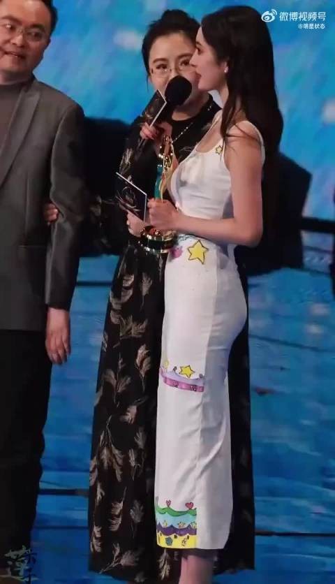 杨幂身材本来很性感了，何必还要垫臀呢？