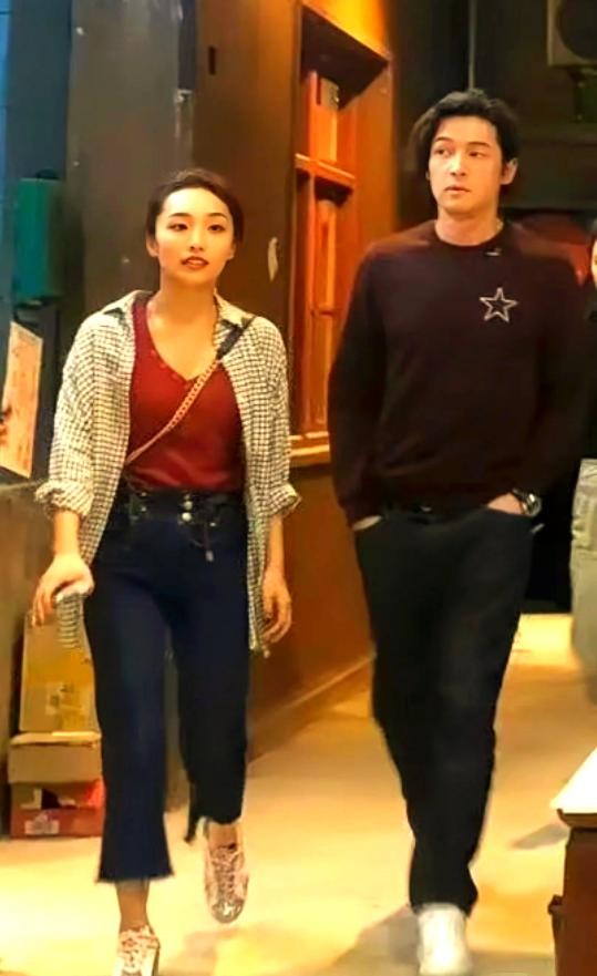 胡歌与黄曦宁的低调时尚与生活智慧