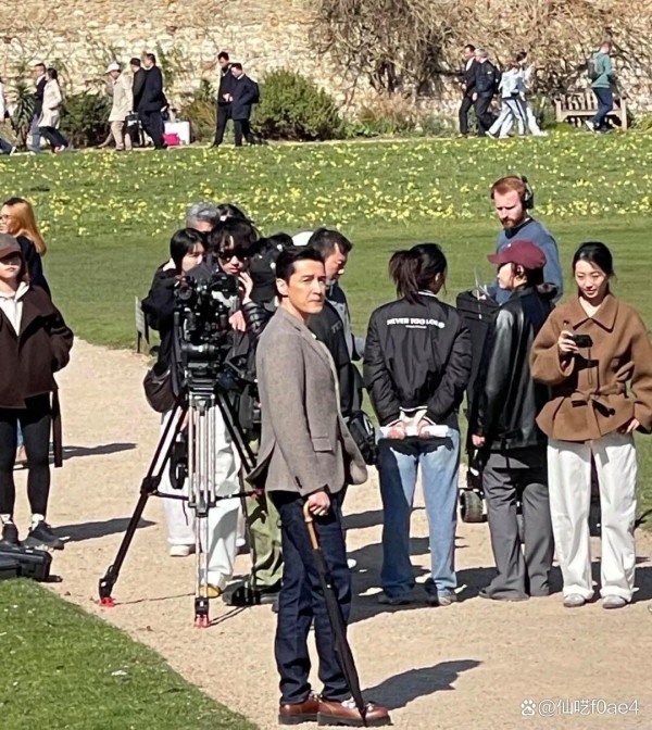胡歌剑桥大学被偶遇，一身西装帅出天际，人群中比老外更高大威猛！