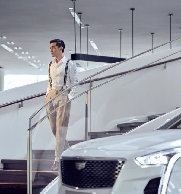 米色西装长裤+白衬衫