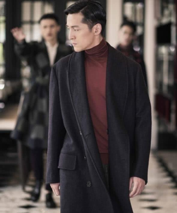 黑色长版呢绒风衣+酒红色高领毛衣