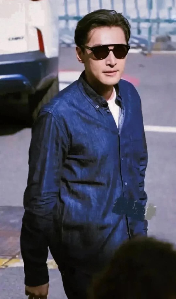 看了胡歌的造型发现，他又带火一种穿法“叠穿法”，舒适霸气好看