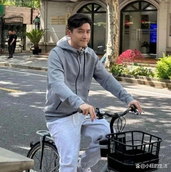 43岁胡歌现身上海街头，一身休闲装扮骑自行车出行，清爽帅气！