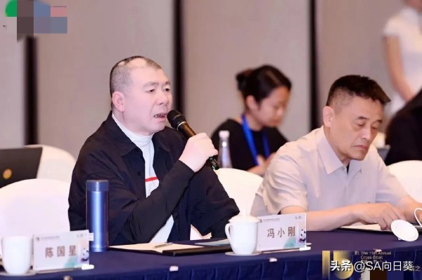 SA向阳饰品店：赵丽颖热巴参演冯小刚电影
       哇哦！赵丽颖和热巴一起演电影，导演还是冯小刚，这可太稀罕人了，两位天然大美女一起飙戏真的是太炸裂了，一个是85花顶流，一个是90花顶流，强强联手，不知道有没有对手戏，好期待呀！
      别做梦了，假的！什么？这个消息是幂家养的YXH发的，然后联合紫家YXH同一时间投稿传播，再在词条下挑拨，想让两家打架。为什么呀？这还不明白，一位影视剧接连...