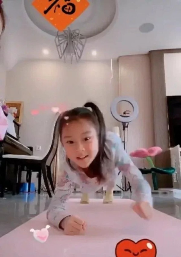 李小璐与贾乃亮离婚3个月,甜馨却成了“全能王”